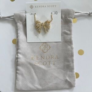 Kendra Scott Krista Gold Bow Short Pendant Necklace in White Mix